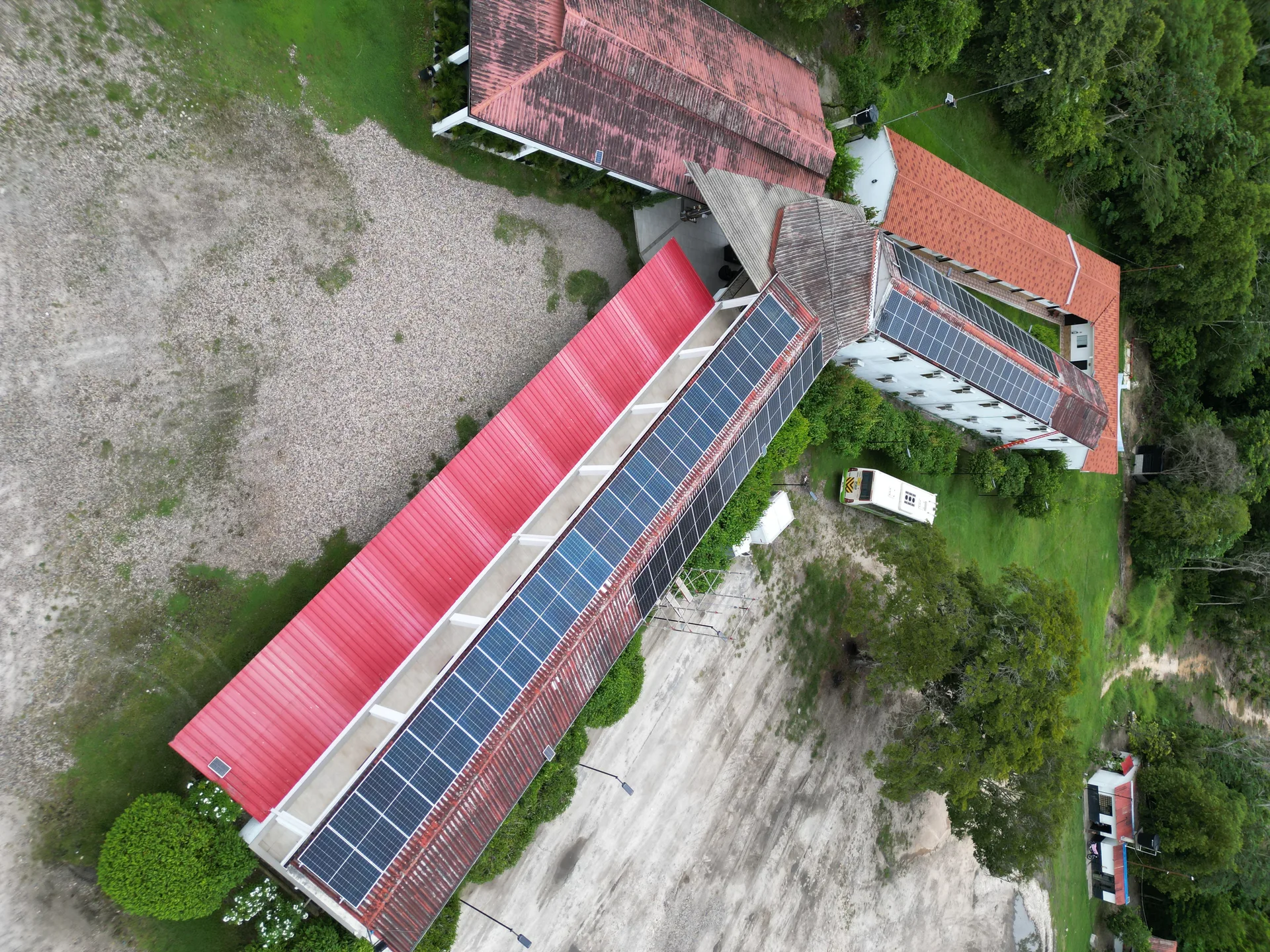 Sistema solar fotovoltaico instalado sobre cubierta industrial en Santander